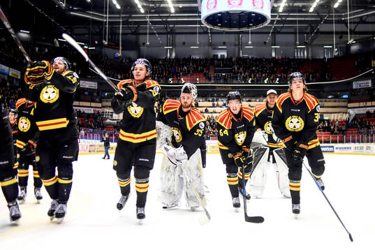 Brynäs spelare jublar