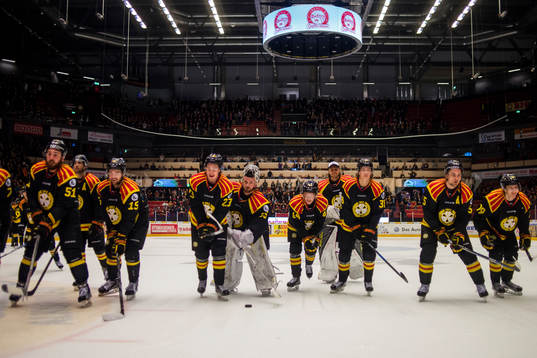 Brynäs spelare jublar
