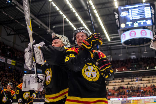 Brynäs målvakt David Rautio och Jonathan Pudas  jublar
