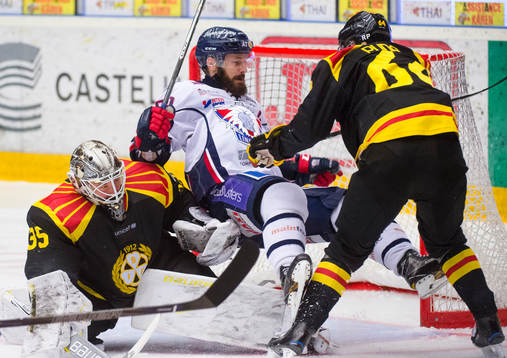 Linköpings Niklas Persson i en kamp mot Brynäs målvakt