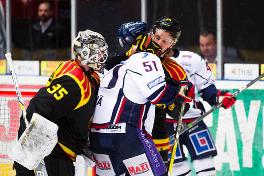Brynäs målvakt David Rautio och Jonathan Pudas i gruff