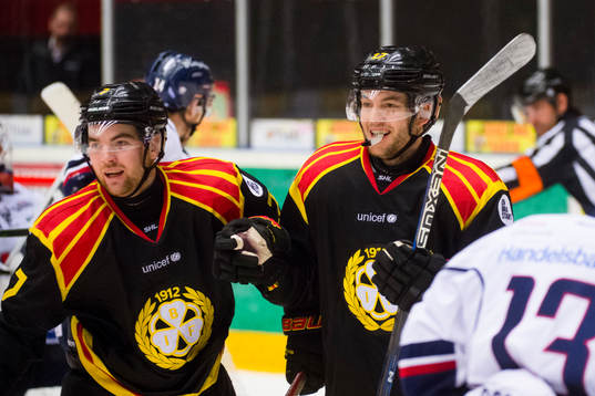 Brynäs Ponthus Westerholm och Pathrik Westerholm jublar