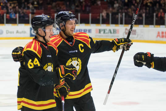 Brynäs Jonathan Pudas och Jacob Blomqvist jublar