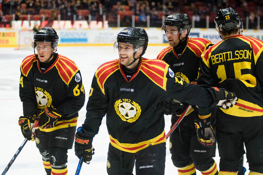 Brynäs Jonathan Pudas och Pathrik Westerholm jublar