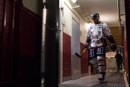 Linköpings Marcel Müller lämnar isen