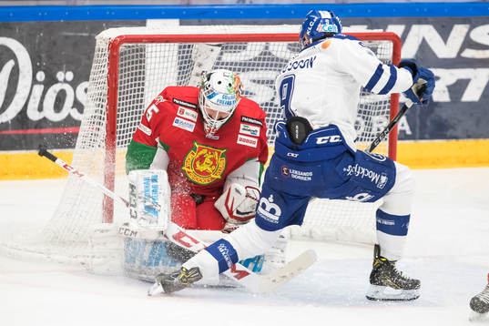 chans för Leksands Lukas Ericsson framför Moras målvakt