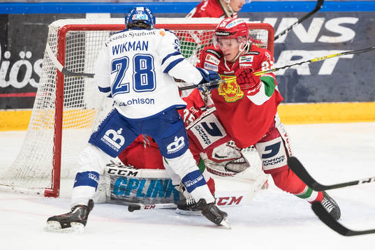 Leksands William Wikman framför Moras målvakt Christian