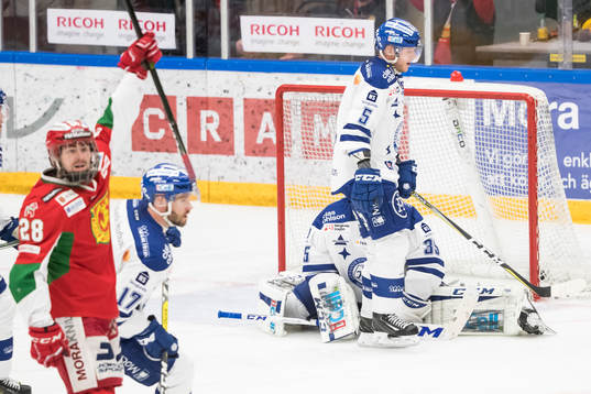 Leksands Benjamin Youds och målvakt Atte Engren deppar