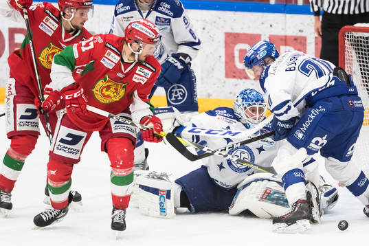 Moras Matt Bailey framför Leksands ???och Sebastian