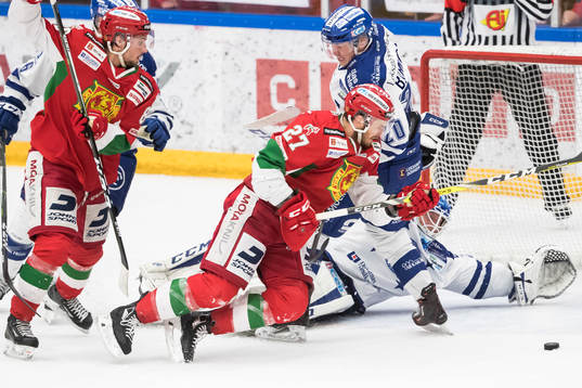 Moras Matt Bailey framför Leksands ???och Sebastian