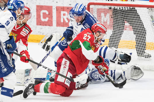 Moras Matt Bailey framför Leksands ???och Sebastian