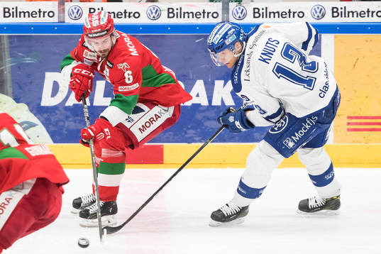 Moras Christoffer Björklund och Leksands Jon Knuts i kamp