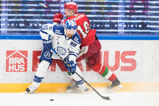 Leksands Mattias Ritola och Moras Pierre Engvall i kamp om