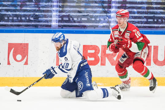Leksands Mattias Ritola och Moras Pierre Engvall i kamp om