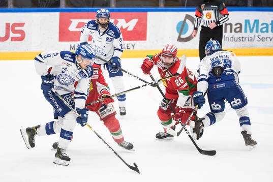 Leksands Lukas Ericsson med pucken framför Moras Nathan