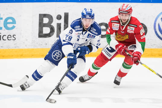 Leksands Tobias Forsberg jagas av Moras Kevin Goumas  i