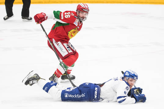 Leksands Lukas Ericsson faller framför Moras Nathan Deck