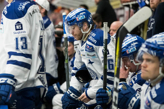 Leksands János Hári i båset i ishockeymatchen i