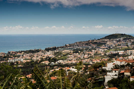 Staden Funchal på ön Madeira med Estádio do Marítimo i