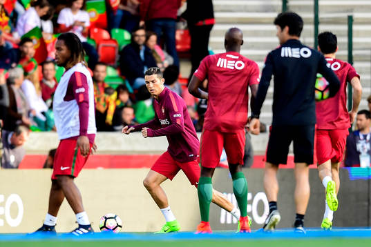 Portugals Cristiano Ronaldo värmer upp