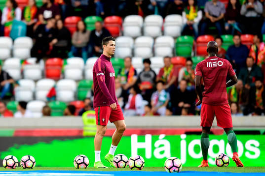 Portugals Cristiano Ronaldo värmer upp