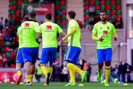Sveriges Isaac Kiese Thelin värmer upp