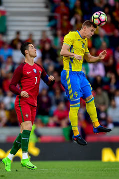 Portugals Cristiano Ronaldo och Sveriges Emil Krafth