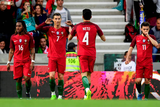 Portugals Cristiano Ronaldo och Luis Neto jublar