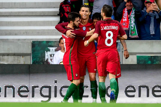 Portugals Cristiano Ronaldo jublar med lagkamrater