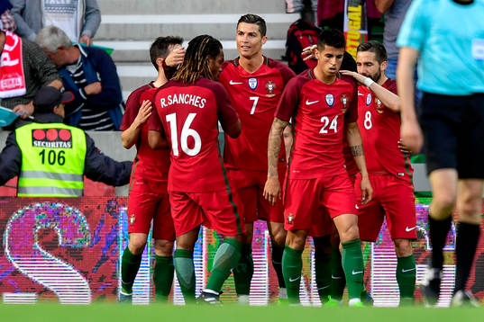 Portugals Cristiano Ronaldo jublar med lagkamrater