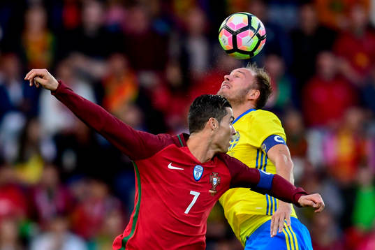 Portugals Cristiano Ronaldo och Sveriges Andreas Granqvist