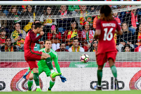 Portugals Cristiano Ronaldo gör 1-0 bakom Sveriges