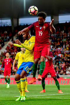 Portugals Eliseu och Sveriges Isaac Kiese Thelin