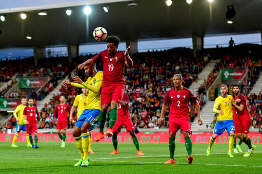Portugals Eliseu och Sveriges Isaac Kiese Thelin
