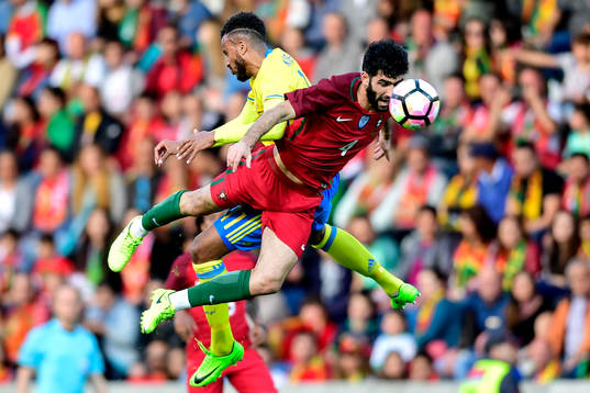 Portugals Luis Neto och Sveriges Isaac Kiese Thelin