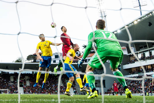 Portugals Cristiano Ronaldo mot Sveriges Filip Helander,