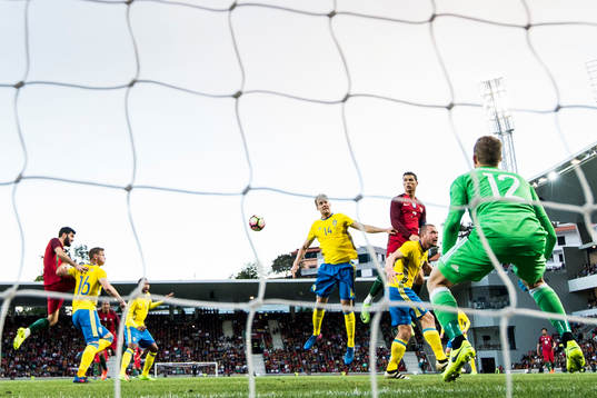 Portugals Cristiano Ronaldo mot Sveriges Filip Helander,