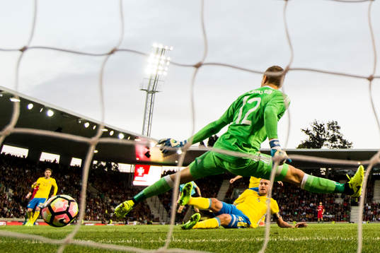Sveriges Andreas Granqvist gör självmål 2-0 bakom