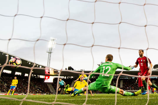 Sveriges Andreas Granqvist gör självmål 2-0 bakom