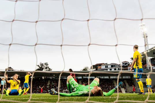 Sveriges Andreas Granqvist och målvakt Karl-Johan Johnsson