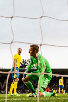 Sveriges Andreas Granqvist och målvakt Karl-Johan Johnsson