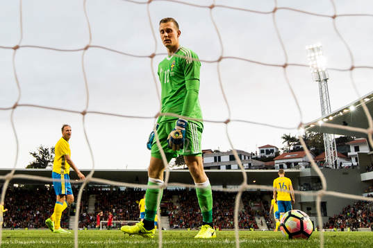 Sveriges Andreas Granqvist och målvakt Karl-Johan Johnsson