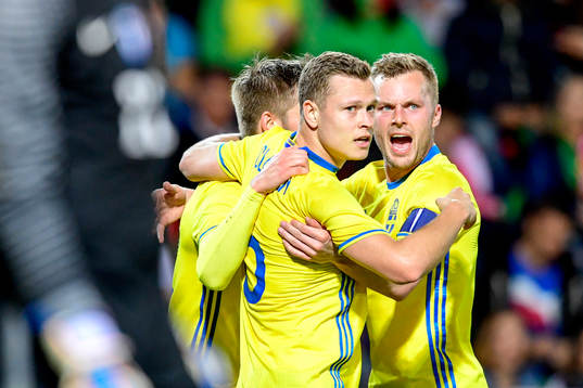 Sveriges Viktor Claesson jublar med lagkamrater