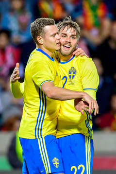 Sveriges Viktor Claesson jublar med Christoffer Nyman