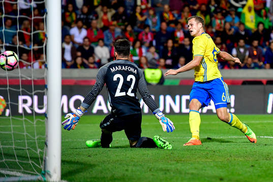 Sveriges Viktor Claesson gör 2-1 bakom Portugals målvakt