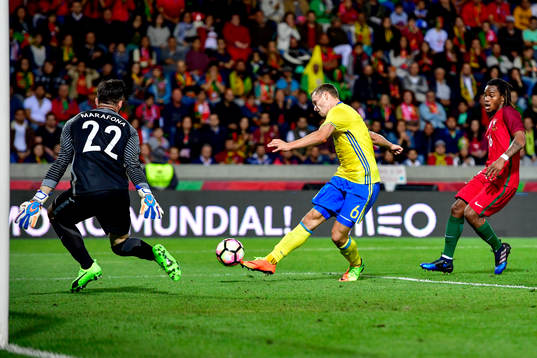 Sveriges Viktor Claesson gör 2-1 bakom Portugals målvakt