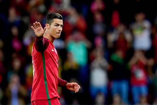 Portugals Cristiano Ronaldo tackar publiken när han byts ut