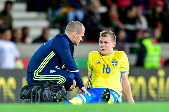 Sveriges Emil Krafth ses om av läkare