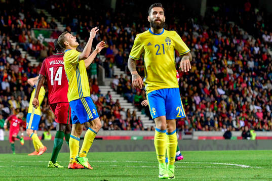 Sveriges Viktor Claesson och Jimmy Durmaz deppar