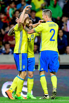 Sveriges Viktor Claesson, Jimmy Durmaz och Mikael Lustig